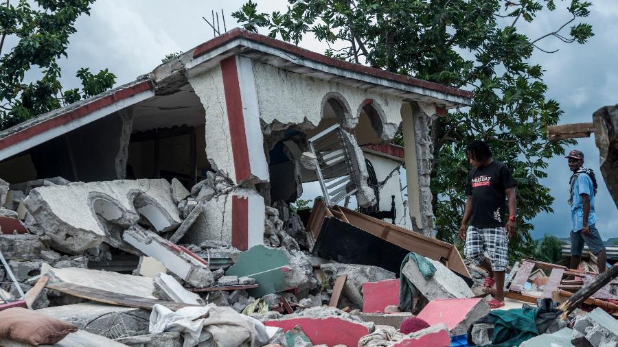 Casa destruída em Camp-Perrin após terremoto no Haiti - Reginald Loussaint Jr/AFP