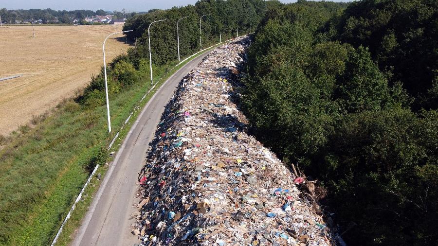 3.set.2021 - Milhares de toneladas de são empilhadas em estrada em Liège, na Bélgica, após enchentes que atingiram o país em julho - Kilian Fichou/AFP