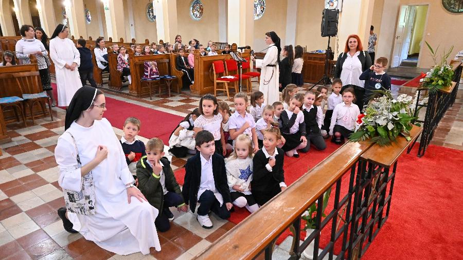 Socióloga alerta que favorecimento do cristianismo no ensino primário tem excluído ciganos - Attila Kisbenedek/AFP