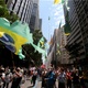 2.out.2021 - Com bandeiras do Brasil, manifestantes participam de um protesto contra o presidente da República, Jair Bolsonaro (sem partido), na manhã deste sábado, no centro do Rio - Wilton Junior/Estadão Conteúdo