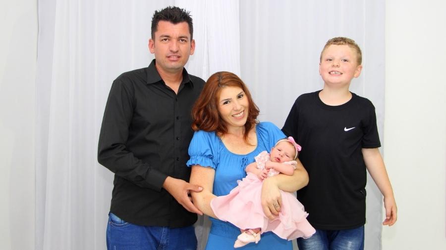 Ana Cláudia com a família. Liz, de 2 meses, recebeu vacina da covid por engano - Arquivo Pessoal