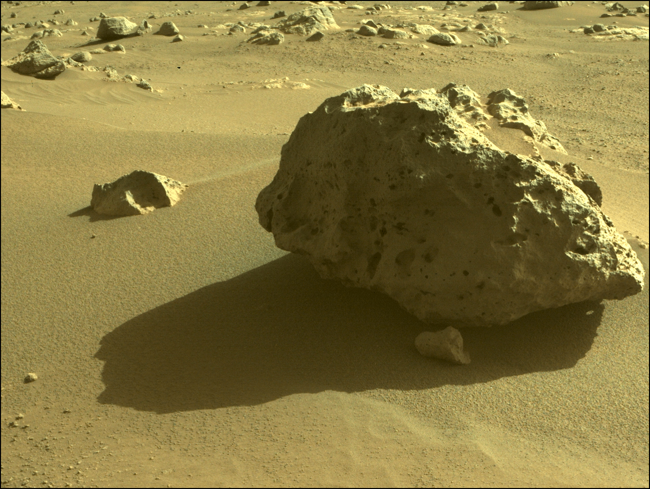 Imagem tirada em 18 de maio com uma das Hazcams da parte frontal do rover - Nasa/JPL-Caltech