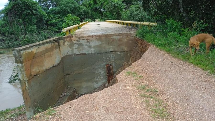 Ponte sobre Rio Claro desabou, deixando cerca de 30 famílias isoladas na comunidade Vão das Caldas - Prefeitura de Cavalcante