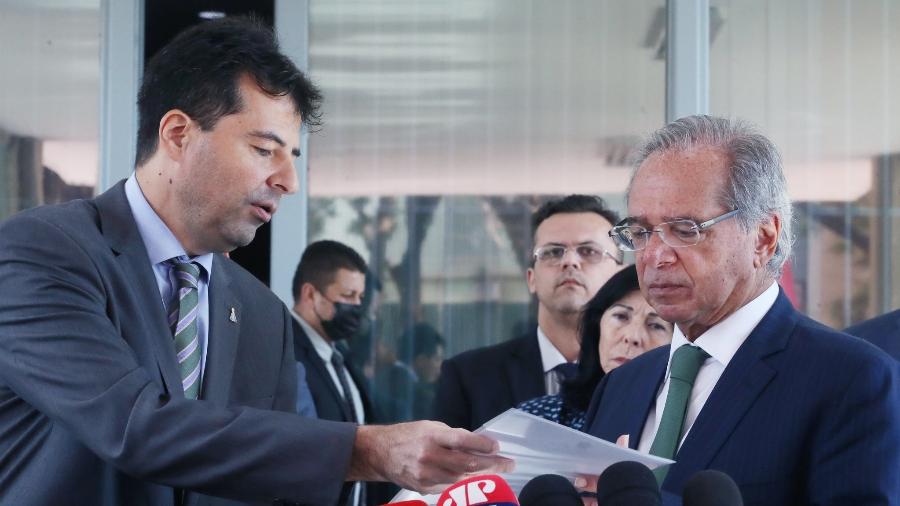 Ministro da economia, Paulo Guedes, junto do novo ministro de Minas e Energia, Adolfo Sachsida. - Saulo Cruz/Ministério de Minas e Energia