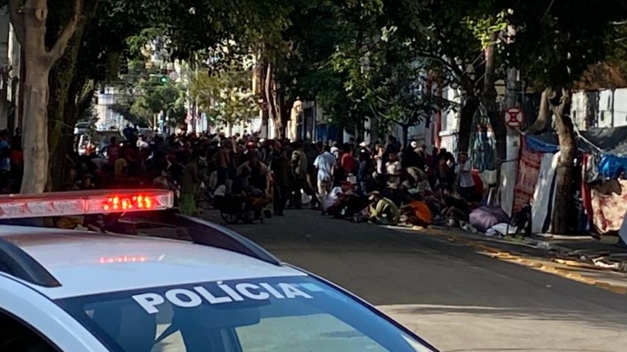 Uma viatura da polícia fica na esquina entre a avenida São João e a rua Helvétia, no centro de São Paulo, onde se instalaram cerca de 200 usuários de drogas após a desocupação da "cracolândia" - Herculano Barreto Filho/UOL