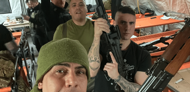 André Hack Bahi (em primeiro plano) ao lado de companheiros de combate em alojamento