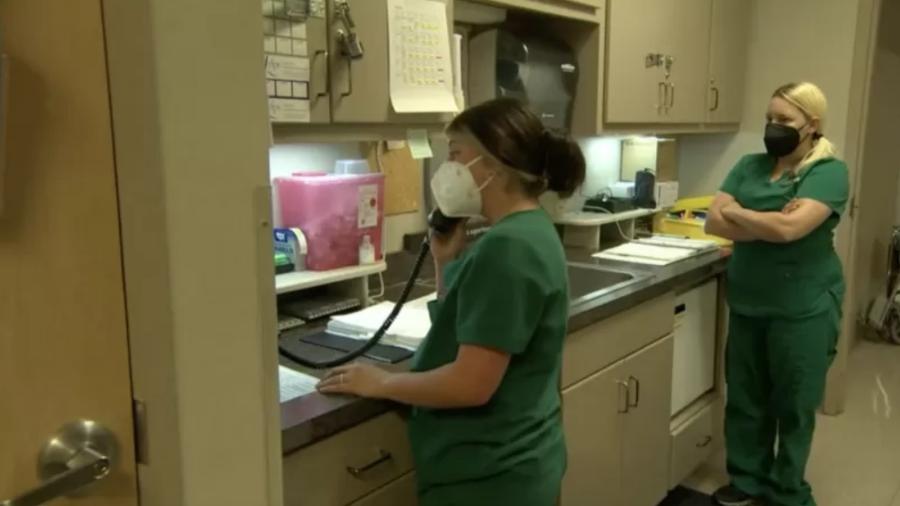 Funcionárias ligam para pacientes para cancelar abortos - BBC