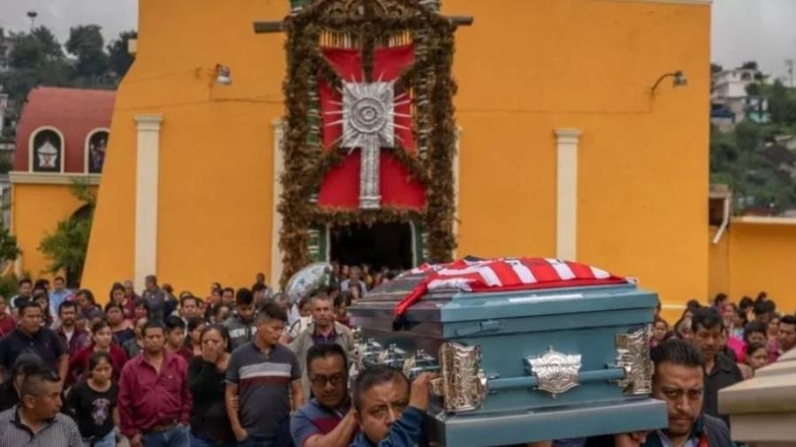 Cortejo fúnebre de Misael, Yovani e Jair pelas ruas de San Marcos Atexquilapan, no México - GETTY IMAGES