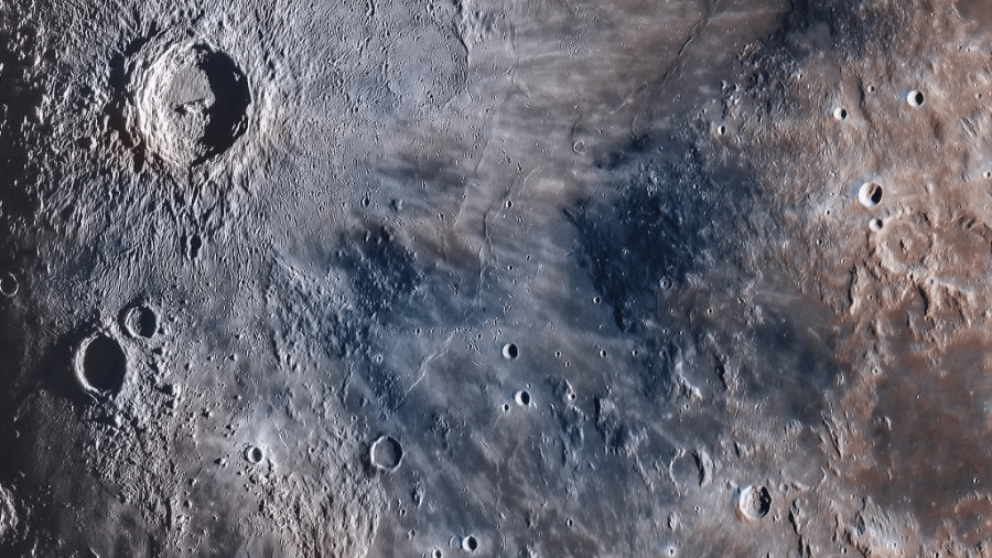 Detalhe da foto mostra destaques das crateras e diversas cores na superfície da Lua - Andrew McCarthy e Connor Matherne