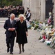 King Charles and Queen Camilla, Queen of the Britons II. In front of the gates of Buckingham Palace, where Elizabeth laid flowers in her honor - MAJA SMIEJKOWSKA/REUTERS