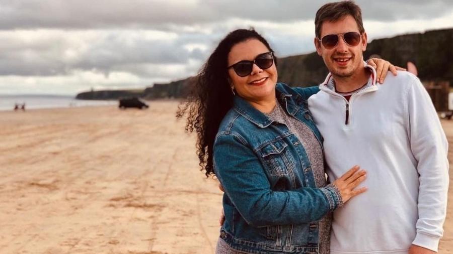 Debora e Darren McAteer se conheceram no Tinder em 2017, se casaram e têm uma filha - Arquivo pessoal