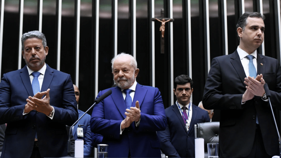 O presidente Luiz Inácio Lula da Silva entre os presidentes da Câmara, Arthur Lira (à esq.), e do Senado, Rodrigo Pacheco - Jefferson Rudy/Agência Senado