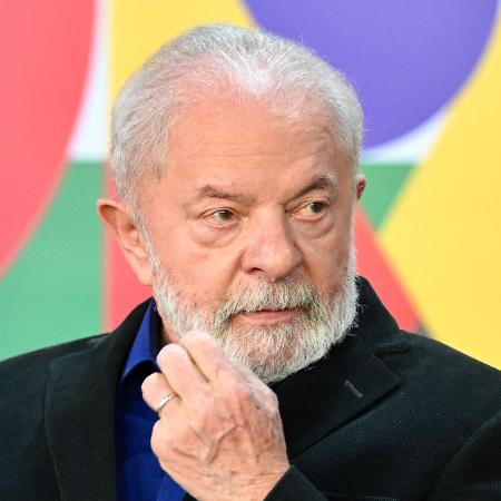 Lula durante cerimônia de assinatura da lei de reajuste anual do salário mínimo em Brasília