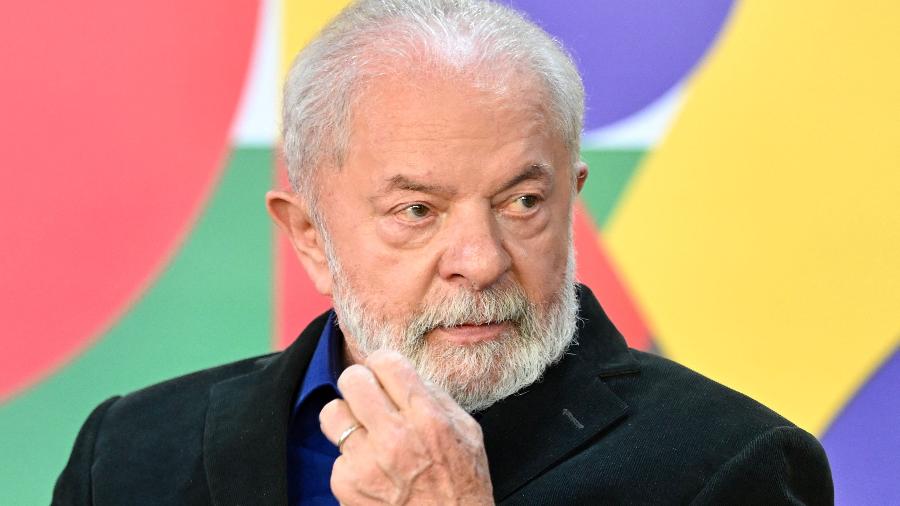 Lula durante cerimônia de assinatura da lei de reajuste anual do salário mínimo em Brasília