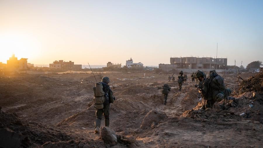 Soldados israelenses em operação no campo de refugiados de Tulkarem, na Cisjordânia.