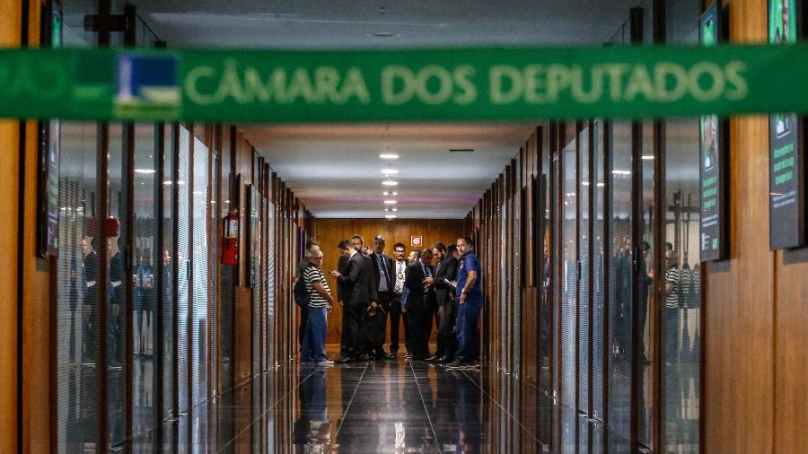 Agentes da Polícia Federal cumprem mandado de busca e apreensão no gabinete do deputado Carlos Jordy