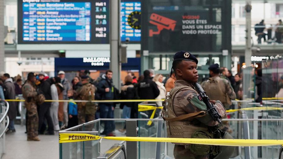 Agente preserva a área onde três pessoas foram esfaqueadas na estação ferroviária Gare de Lyon