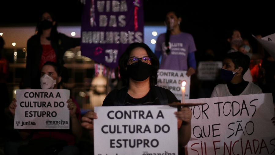 Mulheres de movimentos sociais fazem manifestação por justiça no caso Mariana Ferrer e contra a cultura do estupro em frente ao STF