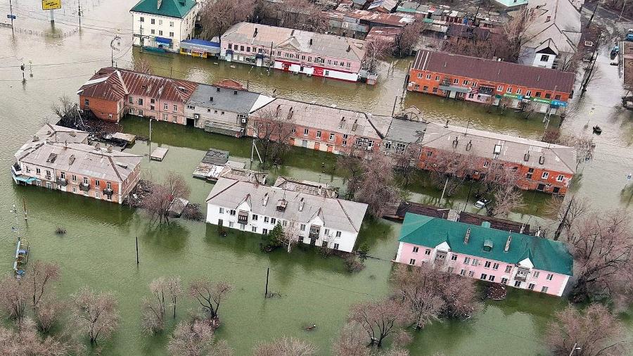 Uma foto aérea tirada em 8 de abril de 2024 mostra a parte inundada da cidade de Orsk, região russa de Orenburg