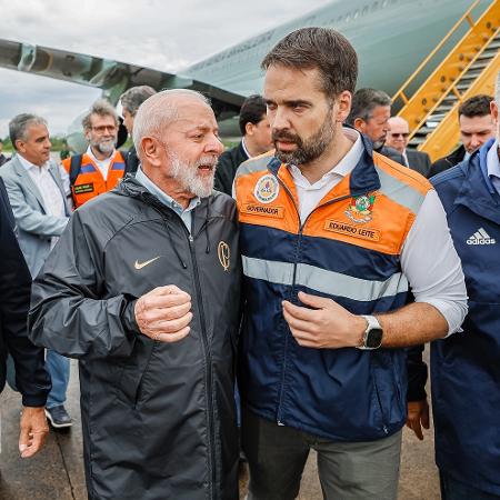 5.mai.2024 - Presidente Lula ao lado do governador do Rio Grande do Sul, Eduardo Leite, em Canoas (RS)