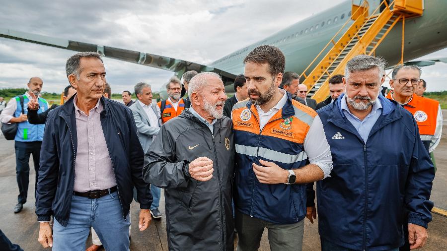 Presidente Lula ao lado do governador do Rio Grande do Sul, Eduardo Leite, em Canoas (RS), após sobrevoo de áreas atingidas por fortes chuvas