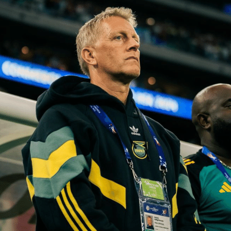 Heimir Hallgrímsson, o dentista que se tornou herói do futebol islandês, comanda a Jamaica e tenta conseguir primeira vitória da Seleção no torneio 