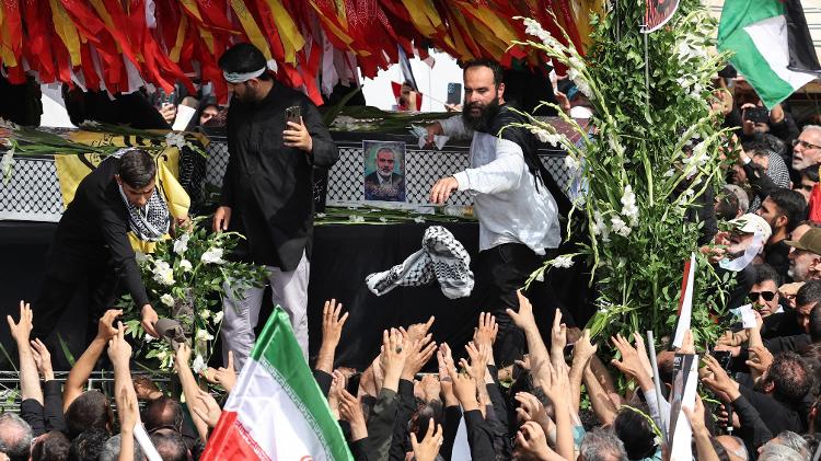 Iranianos acompanham o funeral do líder do Hamas Ismail Haniyeh, assassinado em Teerã