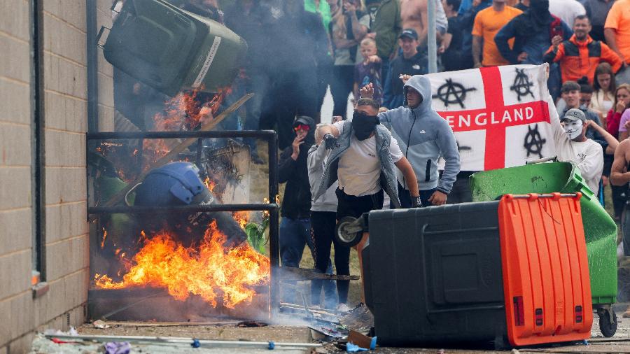 04.ago.24 - Manifestantes ateiam fogo em uma lata de lixo em frente a um hotel em Rotherham