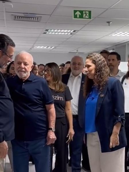 O presidente Lula e a ministra da Gestão, Esther Dweck, na sala de monitoramento do Enem dos concursos