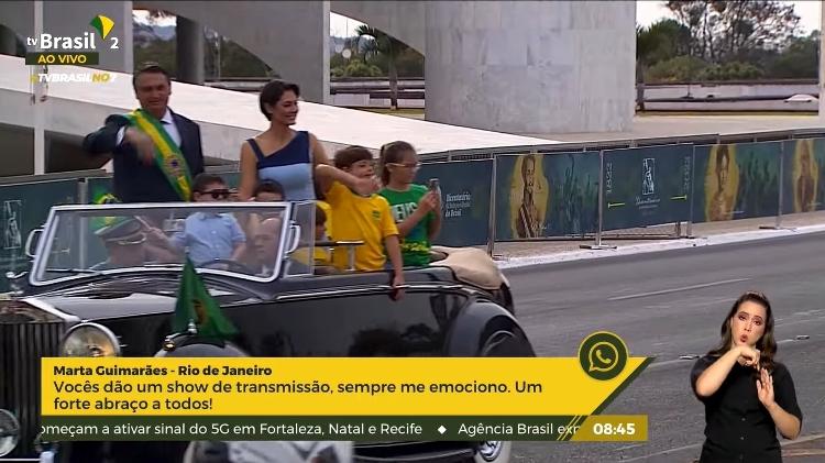 7.set.2022 - Jair e Michelle Bolsonaro passam em frente ao Palácio do Planalto durante desfile de 7 de setembro em 2022