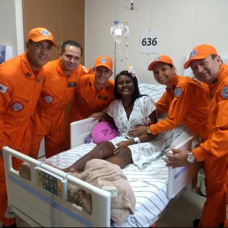 Sargento Welerson (primeiro à esquerda), major Karla e subtenente Gualberto (último à direita), e mais dois colegas bombeiros, visitam Talita no hospital em 2019