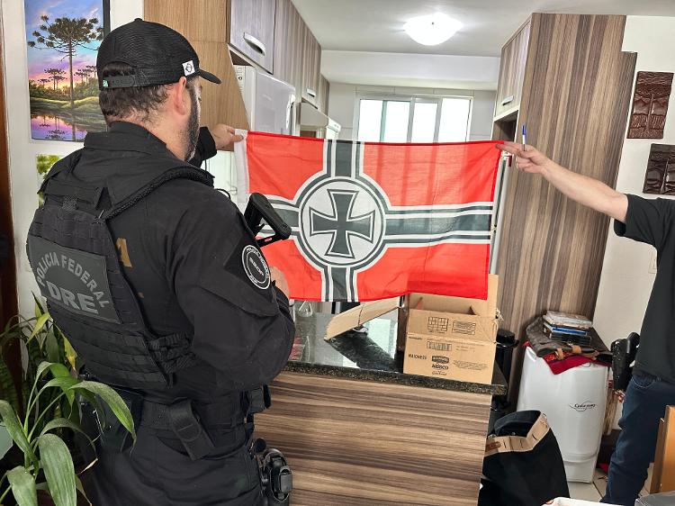 Policiais encontraram e apreenderam discos NSBM, bandeiras, patches, vestimentas relacionadas a grupos neonazistas e outros objetos contendo símbolos nazistas