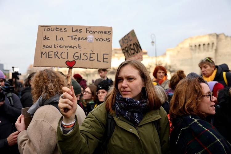 Manifestante levanta placa em agradecimento a Gisèle Pelicot do lado de fora da Corte de Avignon: 'Todas as mulheres do mundo te apoiam, obrigada Gisele'