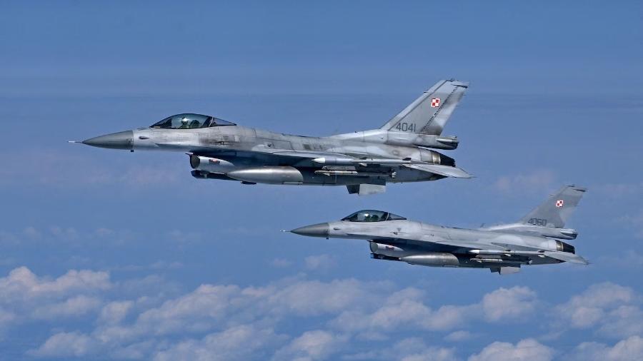 14.jul.2023 - Caças F-16 da Força Aérea Polonesa participam de exercício militar da OTAN sobre o espaço aéreo aliado