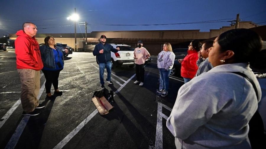 Membros da Union del Barrio, que patrulha as ruas de San Diego e Los Angeles antes de amanhecer para identificar possíveis batidas policiais - Frederic J. BROWN / AFP