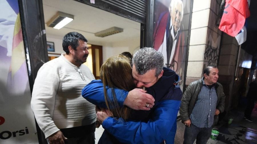 13.mai.2025 - Apoiadores do falecido presidente uruguaio Pepe Mujica se confortam em frente à sede do partido Frente Ampla, em Montevidéu - DANTE FERNANDEZ / AFP