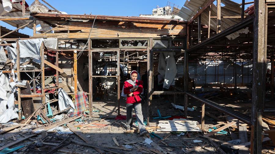Mulher palestina caminha entre destroços de uma área bombardeada na Cidade de Gaza, em 30 de junho de 2025 Mulher palestina caminha entre destroços de uma área bombardeada na Cidade de Gaza, em 30 de junho de 2025