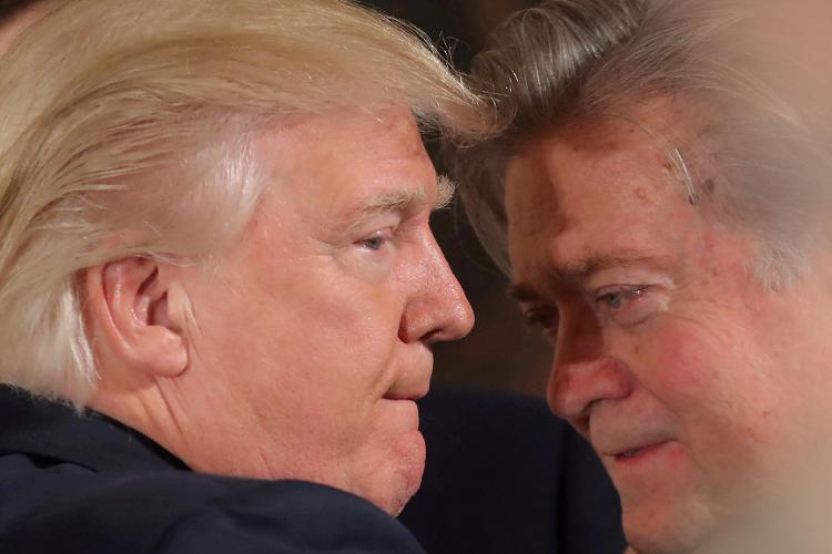 O presidente dos EUA, Donald Trump, conversa com o estrategista-chefe Steve Bannon durante a cerimônia de posse de funcionários seniores na Casa Branca, em Washington, EUA, em 22 de janeiro de 2017
