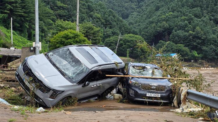 Carros destruídos em Gapyeong após alagamentos provocados pelas fortes chuvas que atingem a Coreia do Sul