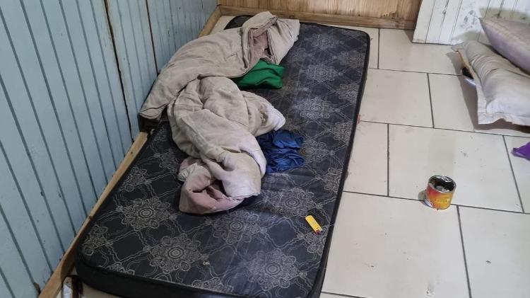 De acordo com auditores fiscais do MTE, trabalhadores estariam submetido a jornadas exaustivas, de até 16 horas diárias, em granja fornecedora da JBS Aves no RS De acordo com auditores fiscais do MTE, trabalhadores estariam submetido a jornadas exaustivas, de até 16 horas diárias, em granja fornecedora da JBS Aves no RS