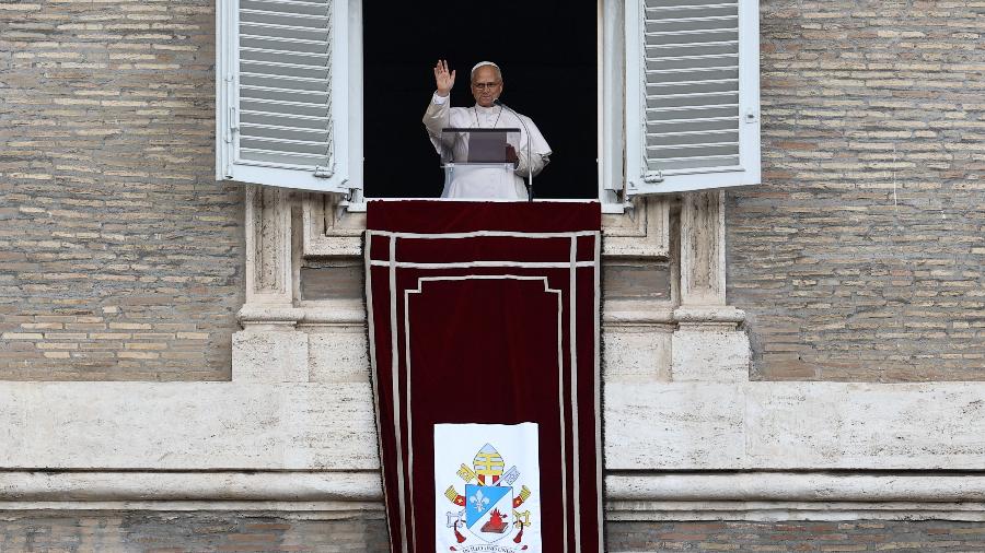 O Papa Leão conduz a oração do Angelus de uma janela do Palácio Apostólico, após receber alta hospitalar ? decorrente de uma cirurgia para tratar um câncer de pulmão ?, no Vaticano, em 18 de outubro de 2026.