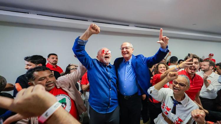 Com os óculos vermelhos em formato de estrela, Lula cumprimentou quem acompanhava a votação no hotel Intercontinental, nos Jardins