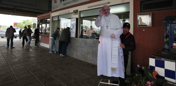 7.jul.2015 - Homem coloca boneco do papa Francisco em escritório de imigração em Puerto Falcón, na fronteira entre o Paraguai e a Argentina - Andrés Cristaldo/Efe