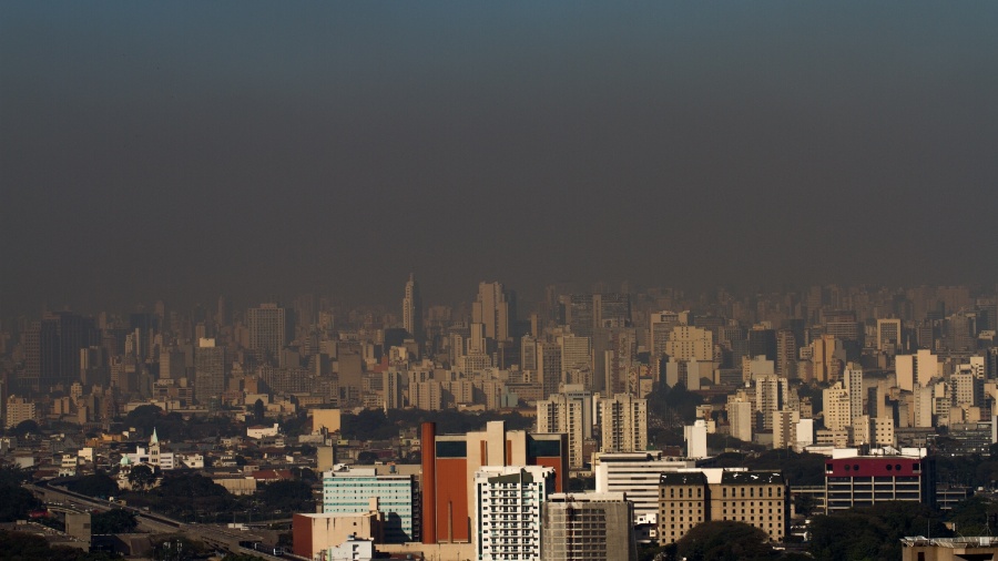 14.ago.2015 - Camada de poluição encobre a cidade de São Paulo, em foto feita no bairro de Santana, na zona norte da capital - Dario Oliveira/Código19/Estadão Conteúdo