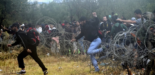 Imigrantes pulam cerca da fronteira entre a Grécia e a Macedônia - Georgi Licovski/EPA/Efe
