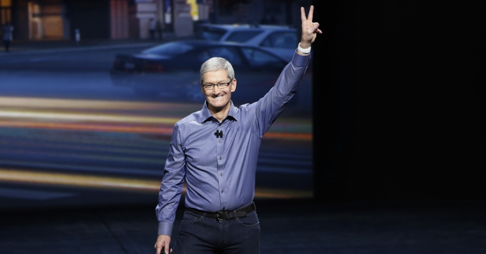9.set.2015 - Tim Cook, director-executivo da Apple, acena durante evento anual da empresa no auditório do Bill Graham Civic, em San Francisco, Califórnia (EUA). Ele começou o evento apresentando novidades do Apple Watch
