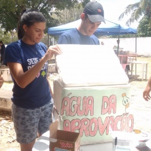 Jovens vendem "água da aprovação" para candidatos em Fortaleza - Hayanne Narlla/Tribuna do Ceará
