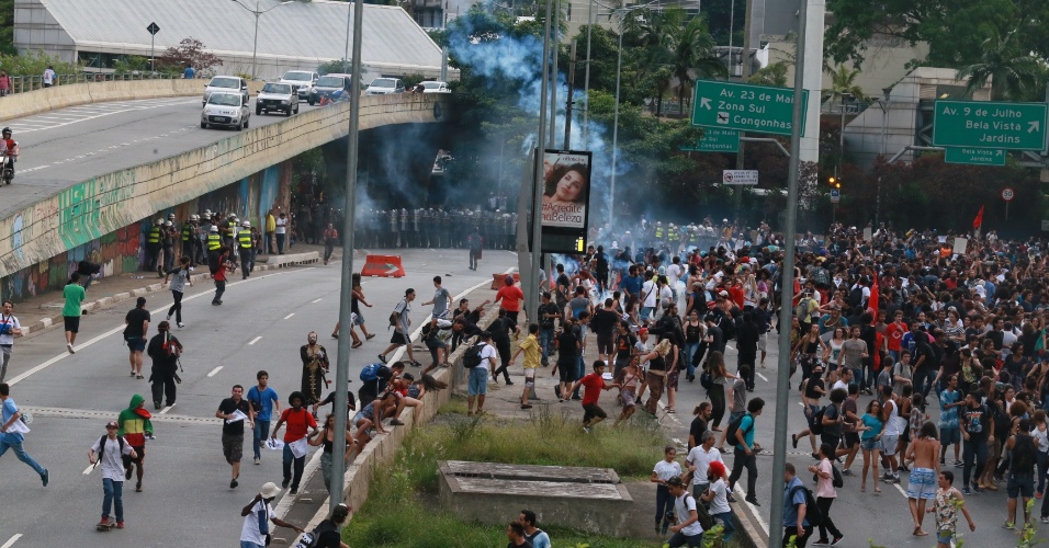 8.jan.2016 - Policiais lançam bombas de gás contra manifestantes durante protesto contra o aumento do valor da tarifa do transporte público de São Paulo, no Vale do Anhangabaú, no centro de São Paulo. Neste sábado (9), tarifa passa de R$ 3,50 para R$ 3,80