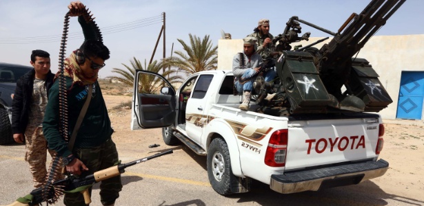 Soldados leais ao governo líbio pós-Gaddaf se preparam para atacar militantes do Estado Islâmico