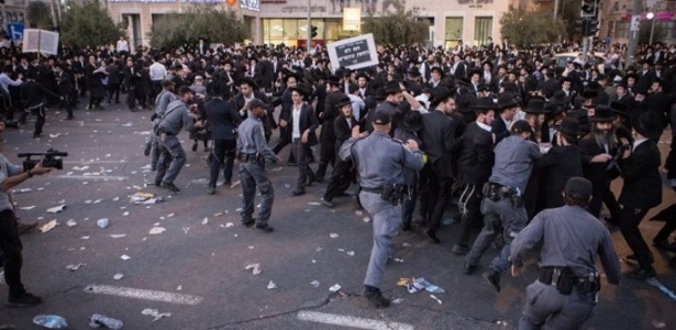 A polícia tentou conter os manifestantes judeus ultraortodoxos durante o protesto - Maor Kinsbursky/Flash90